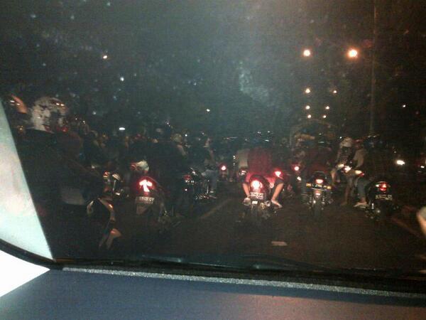 Siaofang's tweet photo. @e100ss Ramai padat di depan kuburan kenjeran. Ada perkumpulan bonek. http://t.co/xzkLCRgORC