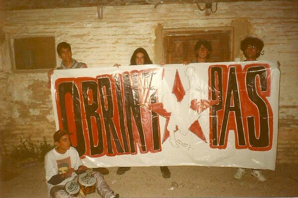 obrintpas's tweet photo. Hui al @Festivern_info recordarem a tota la família que ha format part d'Obrint Pas des del 1993. Vos estimem. http://t.co/z5u6etpb71
