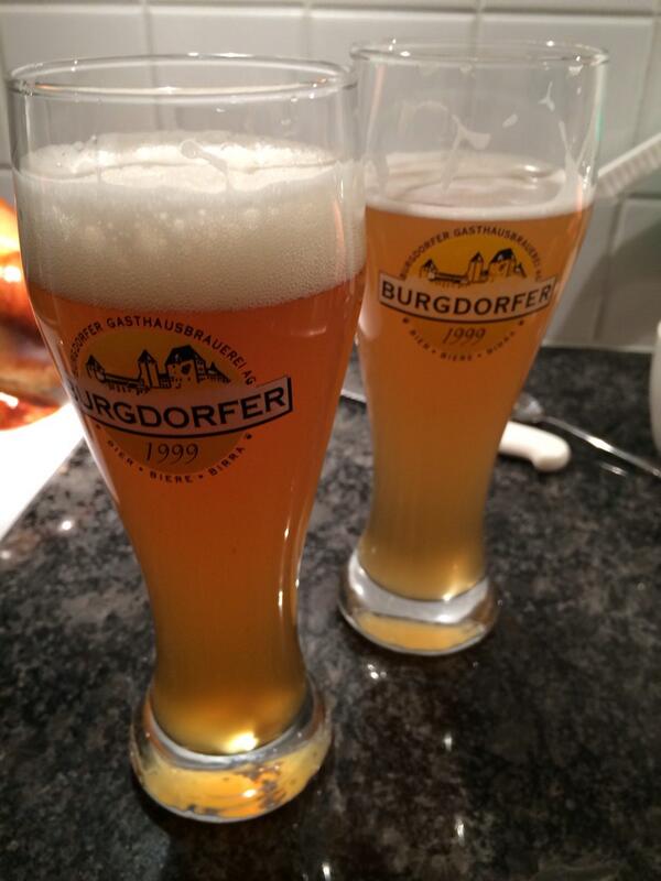 joe_TRMS's tweet photo. Zwei @burgdorferbier Aktionäre am Silvester feiern! cc @WyssStefan http://t.co/IEdxHPRfe4