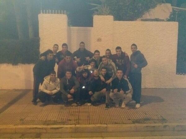 GaritoFantasma's tweet photo. En la puerta de los de gandia shore http://t.co/ggvAZESiUf