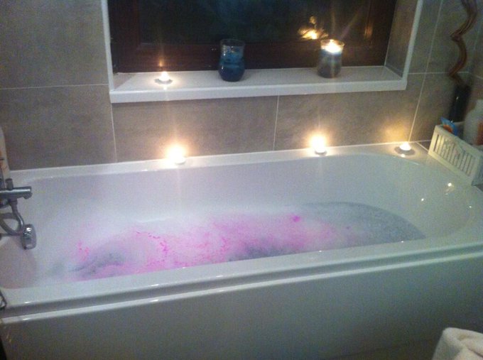 Rollers in &amp; pink princess bath, gettin ready t end "13!! 💁🙆💁 http://t.co/L4ntnv949z<a href="/tag/keeptheladsmags"class="tags"><span>#keeptheladsmags</span></a>