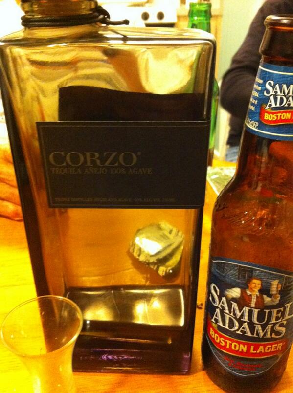 oldsur4's tweet image. Apparently it's a party! #Newyearseve #tookillya #almostempty #getitallupdaddy #turnondropinpullup #greenroom