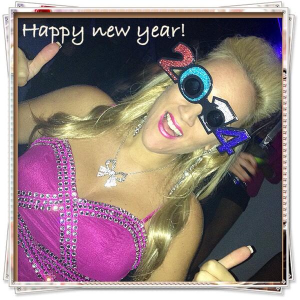 Loulinhawk7's tweet photo. Happy new year 2014 from Dubai.  Just watched the BEST firework show ever from the palm island ✨🌟💥1⃣⌚️ #dubainewyear http://t.co/kPuNUFFCnw