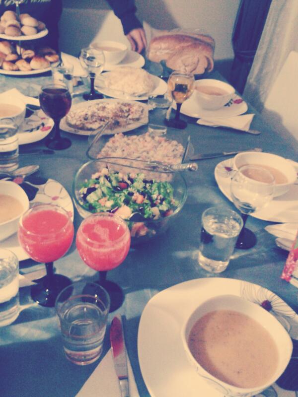 aysu_smsk's tweet photo. Yılbaşı soframız  :) http://t.co/ZwAqjkut9L