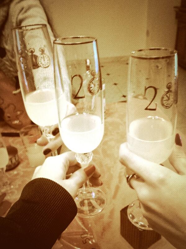 AnaMarquezD's tweet photo. Feliz año nuevo con mis terroneras!! @Krmnchan @Marguerom http://t.co/AMx9RAs2cD