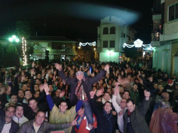 dansloji's tweet photo. “@Maartabm: "@martinjm8: membrilla entera celebrando año nuevo http://t.co/8dEqoQnROL"”