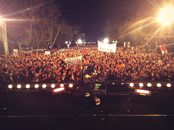 mengonimarco's tweet photo. BUON ANNOOOOO ESERCITO #siamounafigatapazzesca #capodannoinmusica http://t.co/pdWU5RhQMX