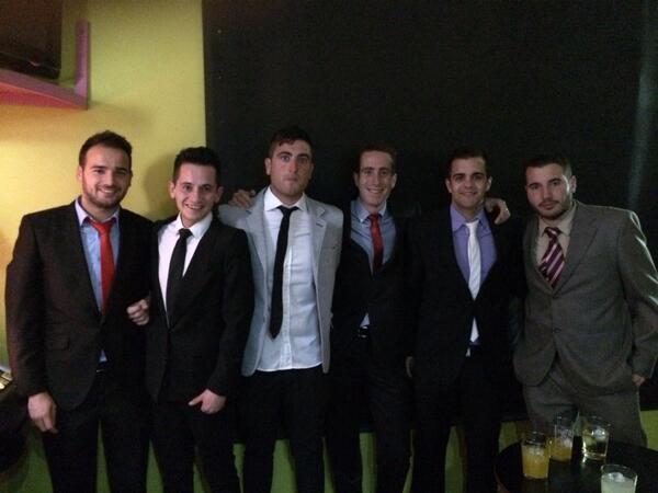 Rubengr46's tweet photo. Los monstris os desean feliz Navidad . Esta noche no hagáis muchas magias 👹👹 http://t.co/NgtHimNcge