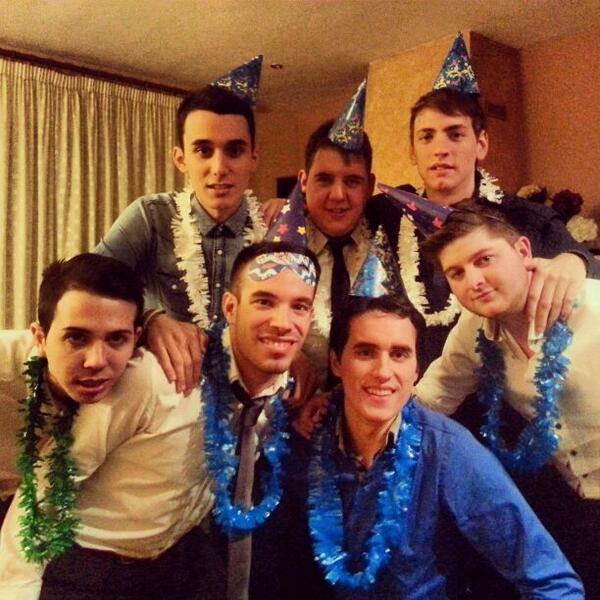 TheGuillem's tweet photo. @carlosvercher93 @MarioBota @pepegarcia93 @ferbel93 @xavi_ur i jo vos desitjem un feliç any 2014 !!! http://t.co/pjYioDLaMt