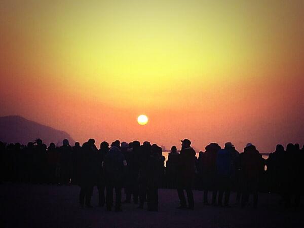 부산 송도앞 바다 일출입니다.