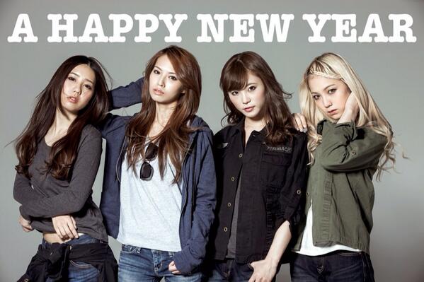 scandal_band's tweet image. あらためましてハッピーニューイヤー！
お年賀代わりにメンバープロデュースのアパレルブランド『Feedback!』の秋冬カタログ写真に新年メッセージを添えて！
『Feedback!』の商品はSCANDAL SHOPで販売中！