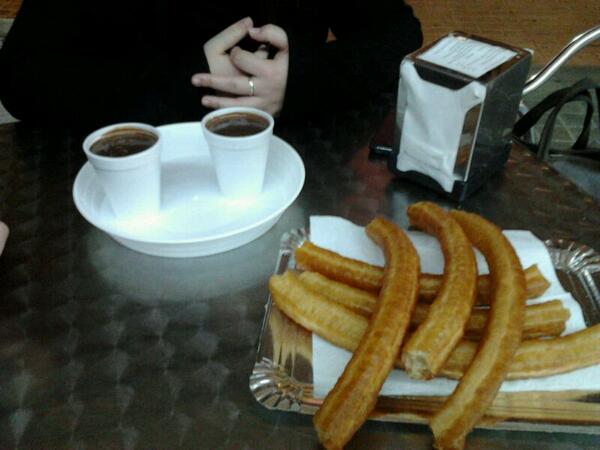 elesocas's tweet photo. Churritos con @abdelaabdela y @rojigle gustazo a estas horas.Feliz.Añoooo http://t.co/dVkFrjxbm7