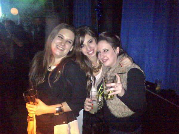 Juuteweed's tweet photo. Que mejor que despedir el año con @Beesba @andreapetrer y a empezar otroo...y asi sucesivamente :)#buenanochevieja http://t.co/CZydVwbGdf