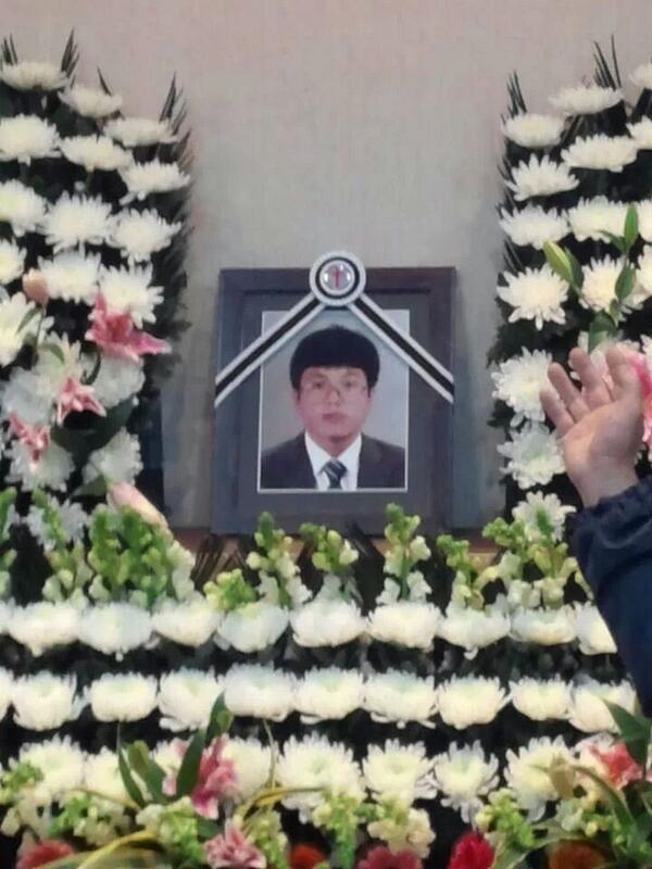 answer1219's tweet photo. 박근혜 사퇴와 국정원 특검을 요구하며 분신자살한 고 이남종 열사의 빈소가 영등포 한강 성심병원에 차려졌습니다.유족들이 시민장으로 하기로 결정했답니다. http://t.co/GDcpIYTrx3
