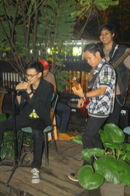 DeClownsBand's tweet photo. Happy New Years cis *beer* *party* http://t.co/n64aiMnQ69