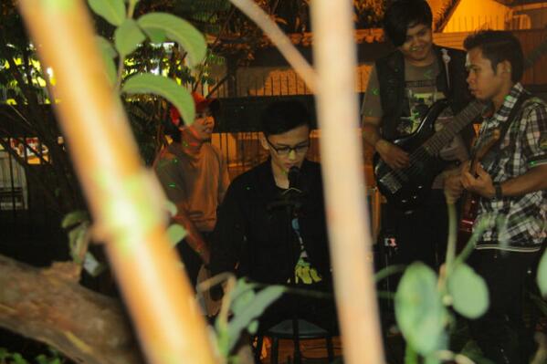 DeClownsBand's tweet photo. At Waroeng Kopi LA \m/ yeeaahh http://t.co/nmXQSMLoNF