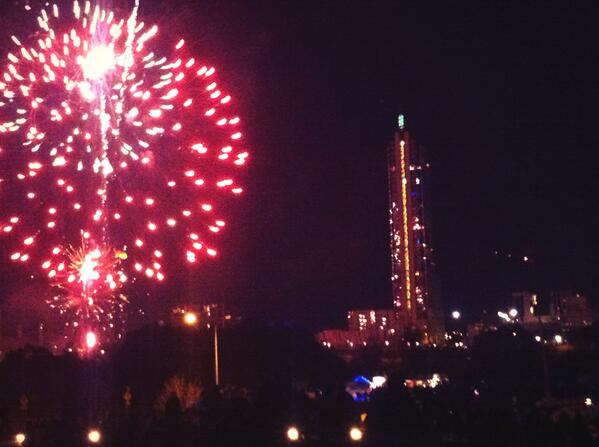 flo_cuadra's tweet photo. Beshos fireworks..aunque me falto un bailable #alochileno sii..😓 #Feliz2014 a todooos!! #HappyNewYear to everyone!! http://t.co/RQrRnB2JiG
