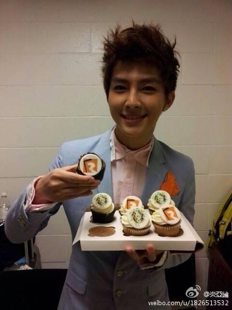 FahrenheitJACC's tweet photo. [FLH/FANS]Happy new year,to all our #feifans !! Continue to support #feilunhai, us and all other fanbases! Love you😘 http://t.co/r3A5pdpHQB