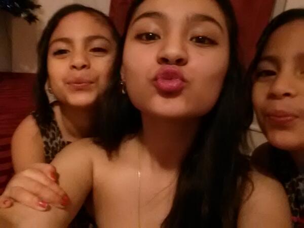 floresyoselyn's tweet photo. Muahhhhhhhhhhhhhhhh  new year kiss http://t.co/CKiDuo9XdI