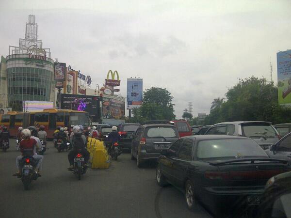 TMCPoldaMetro's tweet photo. RT @ReizaAlfian: 12.15 Jalan di depan Tamini Square arah ke Pintu Utama TMII terpantau padat. http://t.co/r6wW7m6iuY