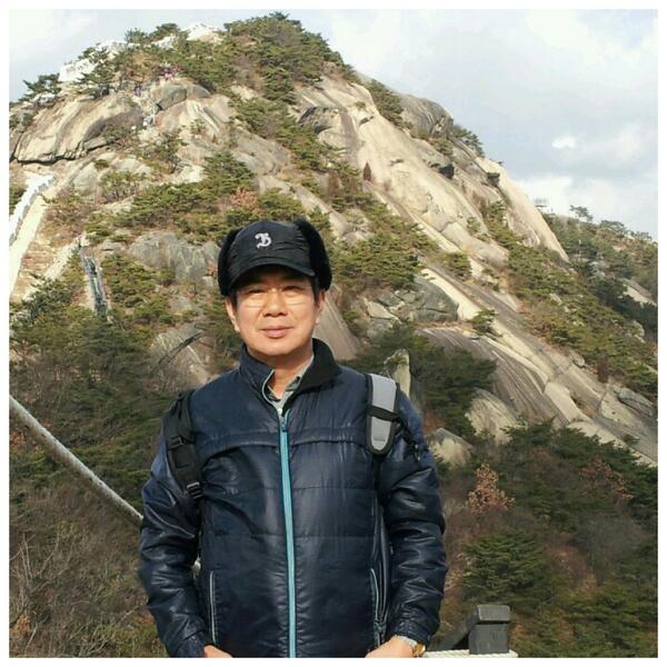 새해첫날,
인왕산정상을 배경으로.

모두에게 만복이가득한 
2014년을 꿈꿔봅니다.