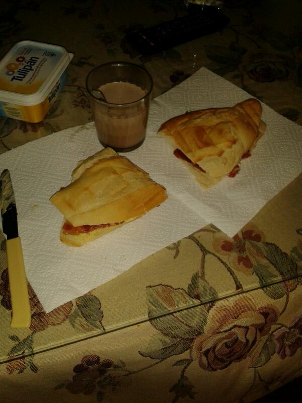 josegomgal's tweet photo. Empezamos este 2014 como mejor q cn una gran desayuno y cn ella tq @myriamalg28 http://t.co/g1VAmnOAS1