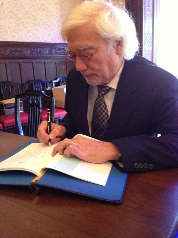 jorgechenmex's tweet photo. Firmando el libro de saludo de año nuevo,  deseando salud y felicidad a Su Majestad El Rey y al pueblo de Tailandia http://t.co/3bk1mBxTLZ