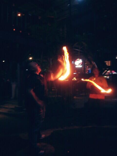 Tahun baru ini tidak akan terlupakan pokonya bagi #OnFire ditambah aksi seru juggling para bartender yg pecaaaah!