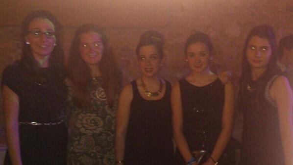 sara_5897's tweet photo. "@andrea97G: Ayer en @MeetingNight  con @sara_5897 @piediariza19 @anamaria97G #Mcarmen http://t.co/44S4RScEVG"