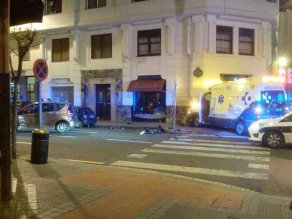 LuisCalabor's tweet photo. Nuevo accidente de ambulancia de #Ambuibérica en #Bilbao. http://t.co/l9EP2M6W0n