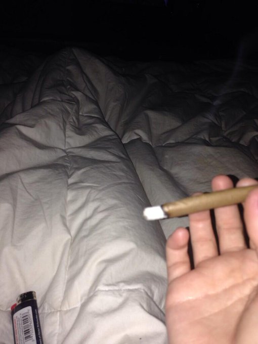 First blunt of 2014 😚💨💨 http://t.co/yUKlupYuZr<a href="/tag/vapelife"class="tags"><span>#vapelife</span></a><a href="/tag/goldgoo"class="tags"><span>#goldgoo</span></a>