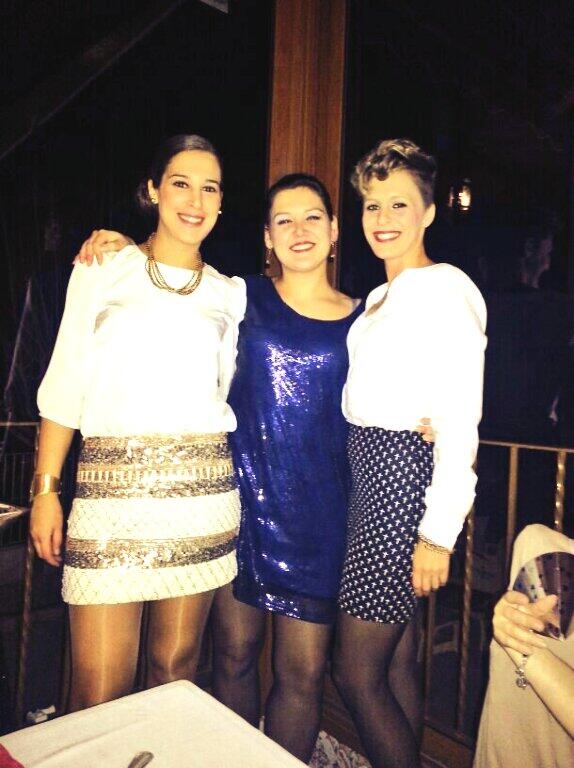 CandelaBeer's tweet photo. Buenísima entrada de año con mis chicas! @ElenaMaestro86 @alienelpais mucha risa para el cuerpo!! Tragos entre uvas!! http://t.co/qcbHlxGgYB