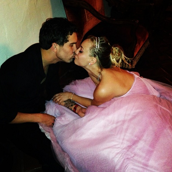 pyrefresco's tweet image. Malas noticias, Leonard. ¡Penny (Kaley Cuoco) se casó anoche! Los detalles aquí: ow.ly/sbKBE