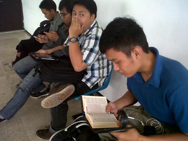 rahmatttmrh's tweet image. Hahaha.. I remember it &amp;lt;( ‾▿‾)-σ "@AlbannaMH: iqra' bismirabbikalladzii kholaq #beforeclass photo by @Socialism7 http://t.co/Zymf7rb7iG"