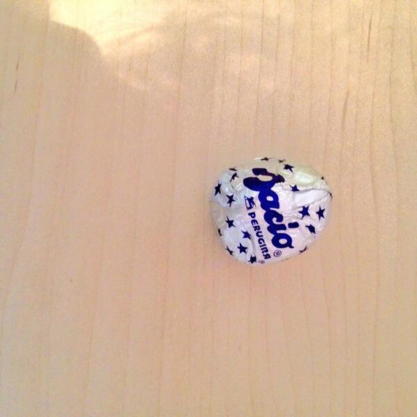 maialenlizarron's tweet photo. No hay nada pa la resaca como el chocolate de perugia!! Mil gracias @leyre_25 ME ENCANTA TODOO!! http://t.co/swTXa7pnvo