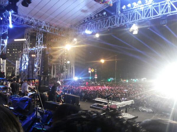 DoleLdt's tweet photo. Stage dengan ribuan penonton... bersyukur dpet kesempatan isi acara mlam taun baru 2014 di stage utama bundaran HI http://t.co/w1Zce5mawt