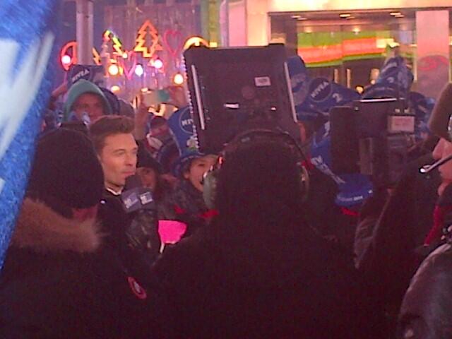 Ryan Seacrest at Times square last night!Happy New Year from New York! X http://t.co/cIWo1C1vgS<a href="/tag/blessed"class="tags"><span>#blessed</span></a>