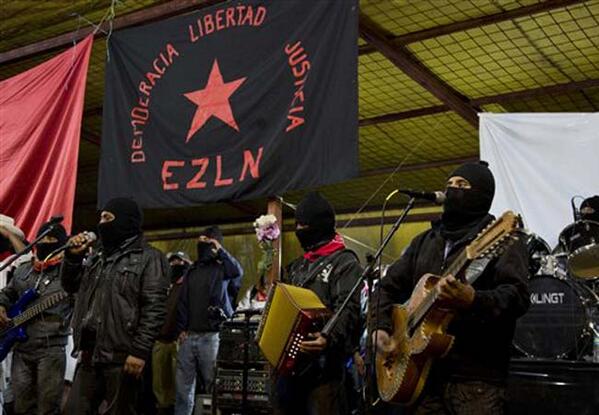 Pajaropolitico's tweet photo. Así celebró el #EZLN el vigésimo aniversario del alzamiento armado -> http://t.co/EFB13HnPP6  http://t.co/FByHiXfmpp