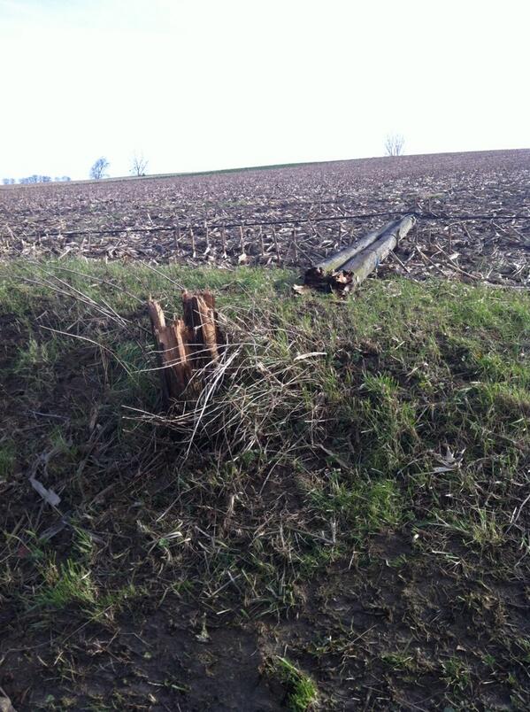 jmaulas's tweet photo. @FranceTelecomRD @Orange_conseil 
Le vent vient d'arracher un poteau PTT lieu dit le Petit Bernoud 01390 http://t.co/1rhFO0B0d3