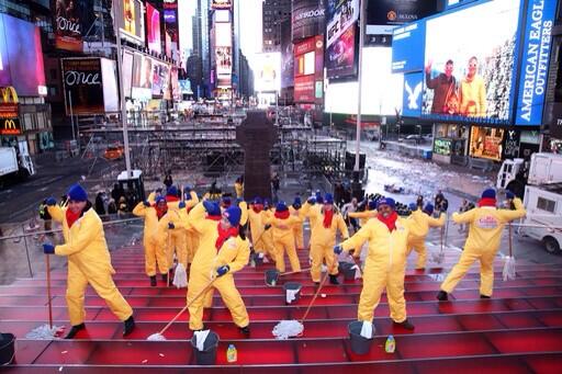 ChristinaMilian's tweet photo. Check out what @RealMrClean did in Times Square w/ new Liquid Muscle! Some real heavy lifting! #NewYearsClean #spon http://t.co/wiTXFrdjyi