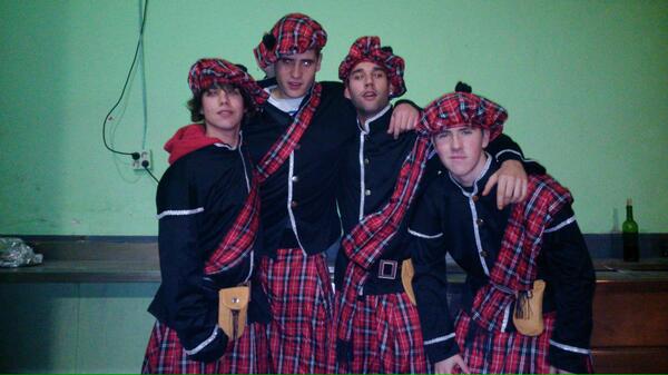 A_deRothschild's tweet photo. Con faldas y a lo loco, buena manera de empezar el año!
@mikelamatria @Sergiosarta95 @imanolpellejero #HijosDeEscocia http://t.co/t297D7BIlF