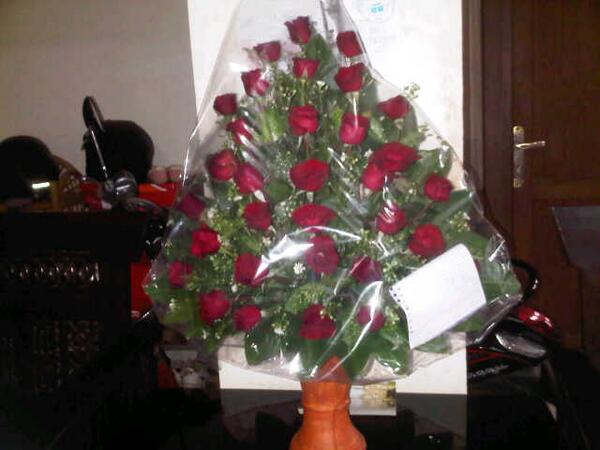 Reifz's tweet photo. Cie..cie.."@Ichichaaa: 35 tangkai mawar merah'...terimakasih :) http://t.co/GL3tgfUquL"