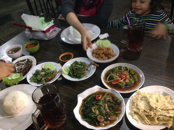 vickvert's tweet image. Dinner malem taun baru kemaren nih om @rmlegoh last order tutup jm 7 yg di sultan agung jd buru2 makannya mantav hha