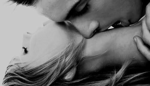 MartiiinezAngel's tweet photo. Besos en el cuello... http://t.co/PYFhIQjtLL