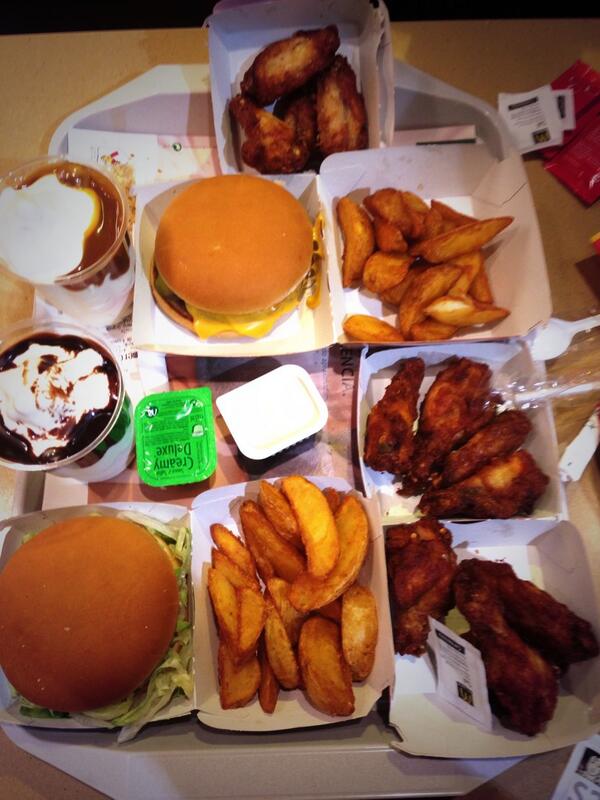 Neburrub's tweet photo. Propósitos de anyo nuevo: Fer dieta jajajaja 😂😂 @JosepNG10 http://t.co/hsmM4uk8jF