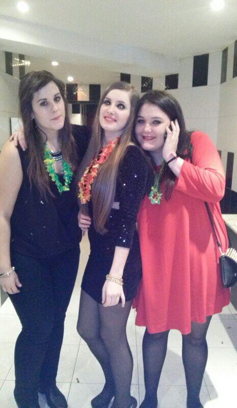 AitziberAizpun's tweet photo. Empezando el año con estas feas!muy agusto! @lauraserra4 #cris http://t.co/Grc93fjAud