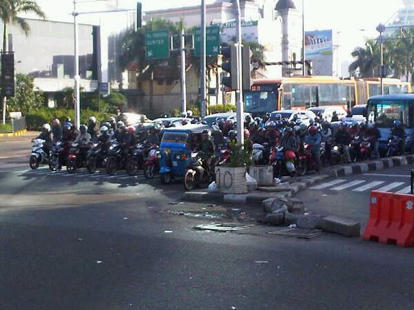 "<a href="/TMCPoldaMetro/">TMC Polda Metro Jaya</a>: 07:45 Arus lalin Sekitar TL Golden Truly ramai lancar , pengendara tertib berhenti dibkng garis stop