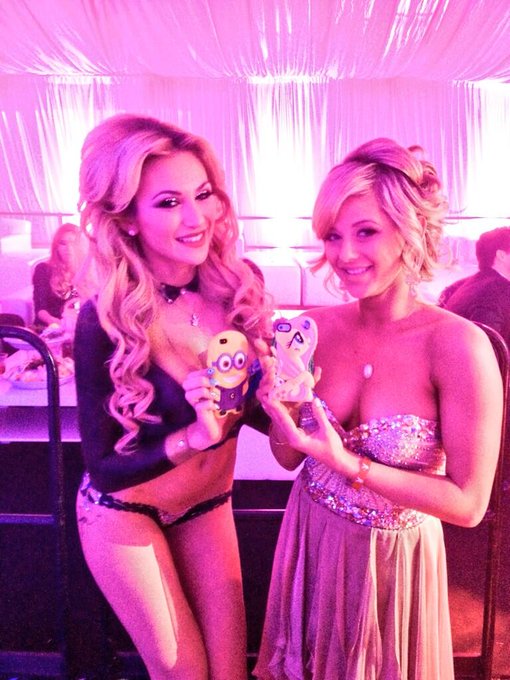 My favorite little naked person and our awesome phone cases ? Great minds think alike ? #NYE @playmatekhloe