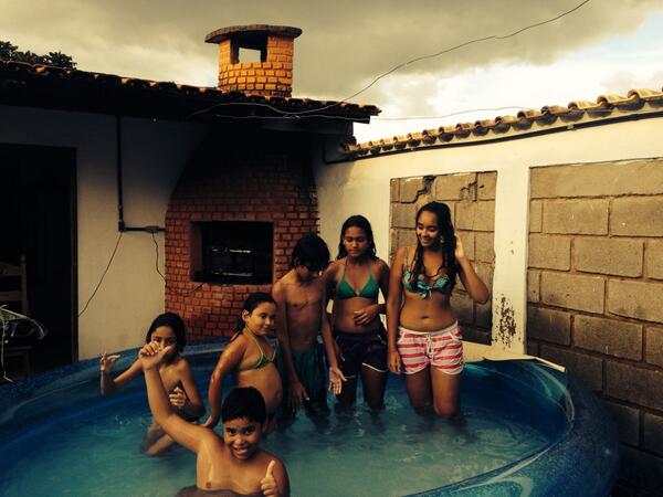 geraldo_vale's tweet photo. Em piscina com a família começando com alegria o Ano Novo... http://t.co/8oCl5XZLiY