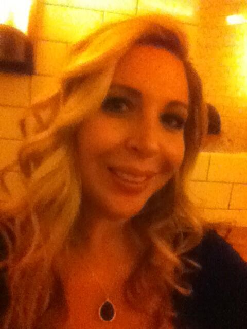 SarriCarnegie's tweet photo. @DreamDryStyle @RobinDreamDry, loved my #NewYearsEve hair! Thanks, Nancy! http://t.co/FkUXpHO4JA